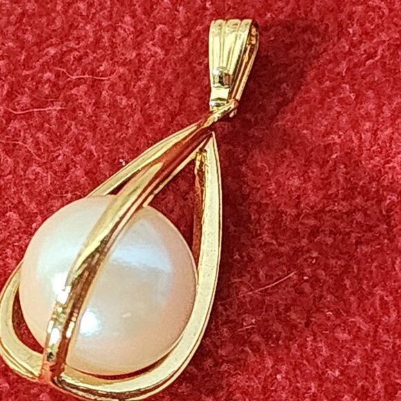 Avon Vintage Large Cream Floating Faux Pearl Inside a Gold Tone Cage Pendant - Picture 15 of 16